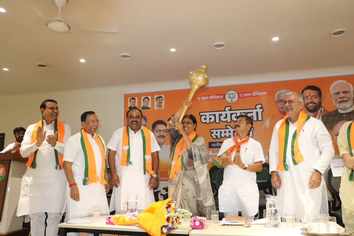 State President Dr. Archana encouraged the Gada Dhuma workers from the stage, government programs will be held at every booth.