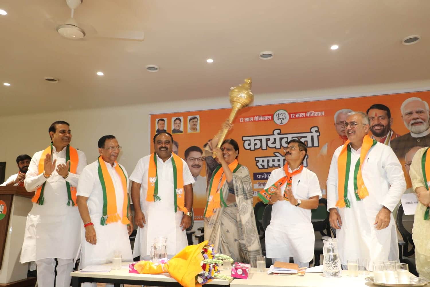 भाजपा के कार्यकर्ता सम्मेलन में गदा घुमाते प्रदेशाध्यक्ष डाॅ. अर्चना गुप्ता। स्रोत : सोशल मीडिय