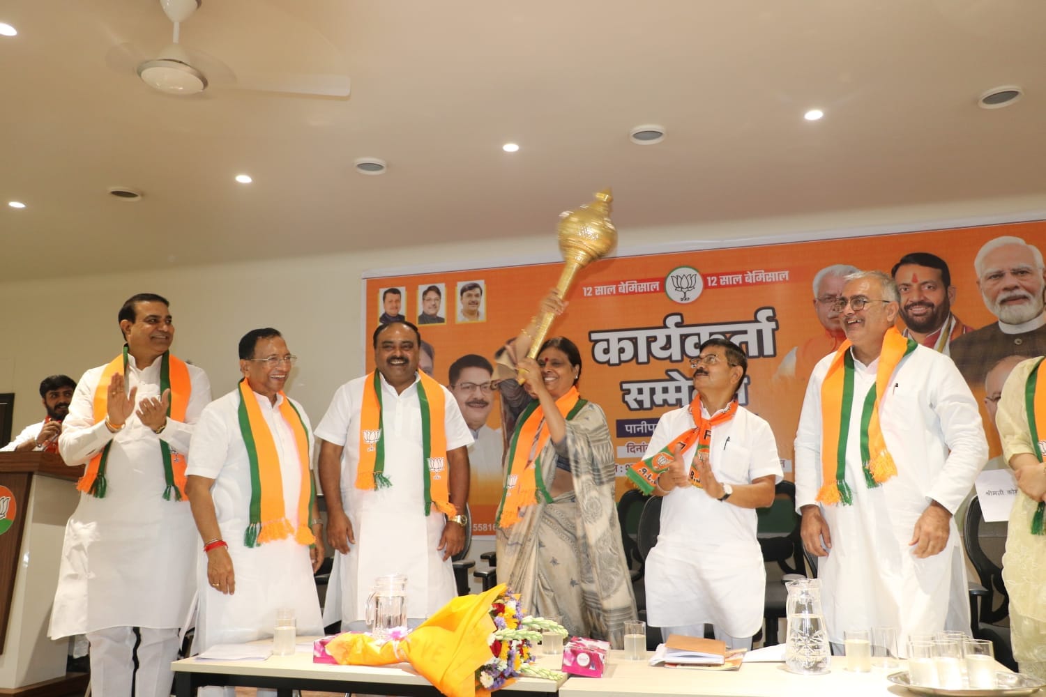भाजपा के कार्यकर्ता सम्मेलन में गदा घुमाते प्रदेशाध्यक्ष डाॅ. अर्चना गुप्ता। स्रोत : सोशल मीडिय