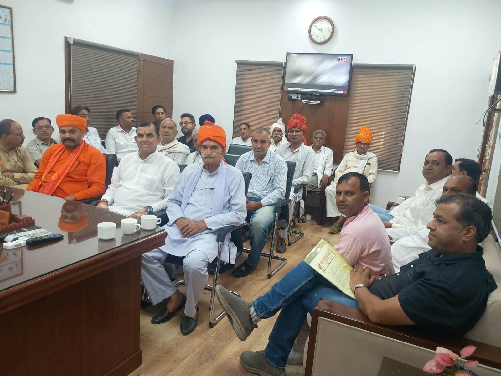 बैठक के दौरान जानकारी देते नम्बरदार। स्रोत : एसोसिएशन