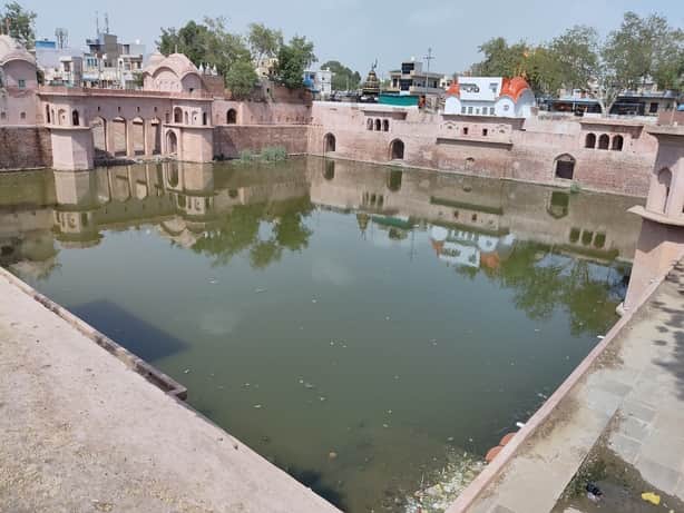 बड़ा तालाब में जमा पानी। संवाद