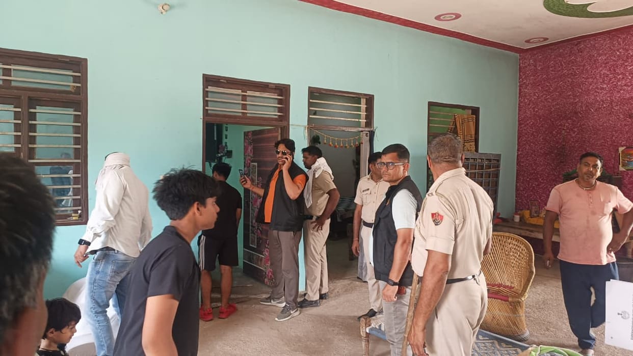 Police investigated in Dehlawas Gulabpura and Bhogal Basti.