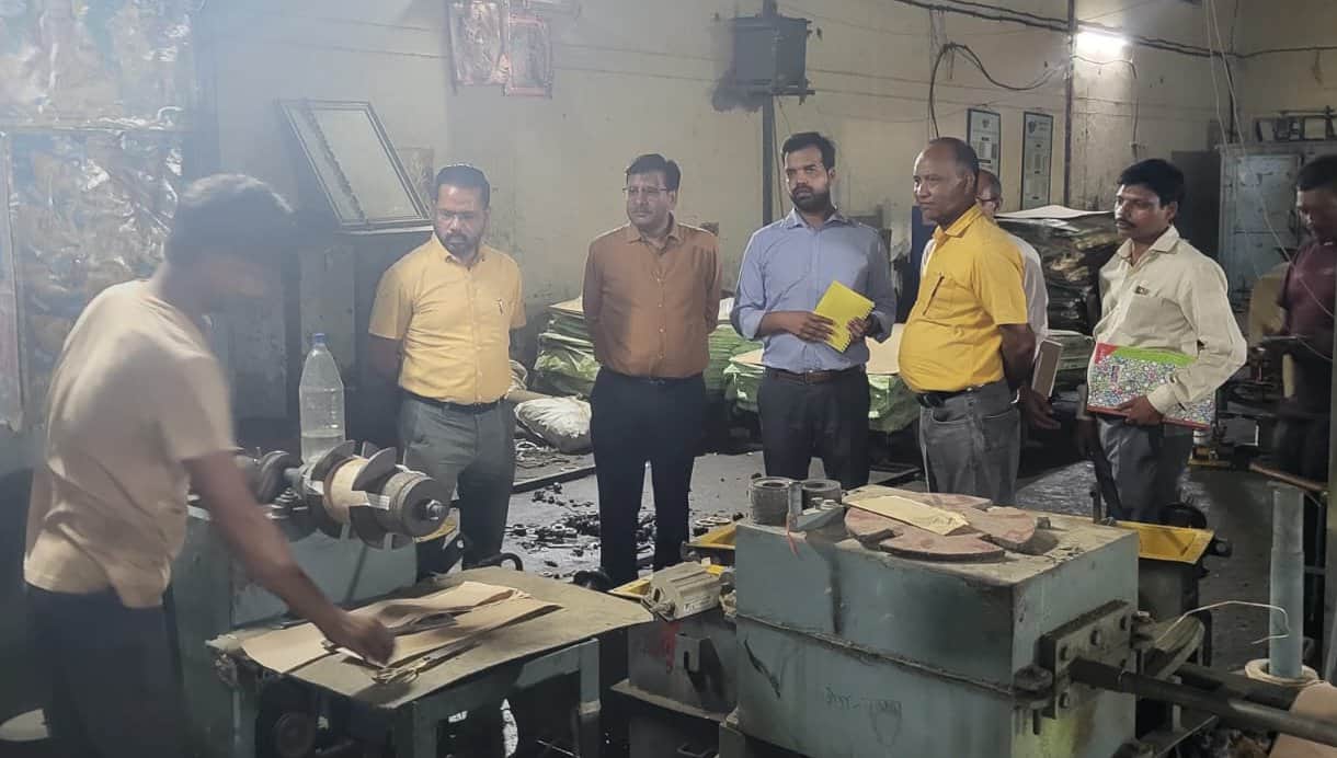 चिलबिला स्थित बिजली निगम के वर्कशॉप का निरीक्षण करते मुख्य अभियंता। विभाग