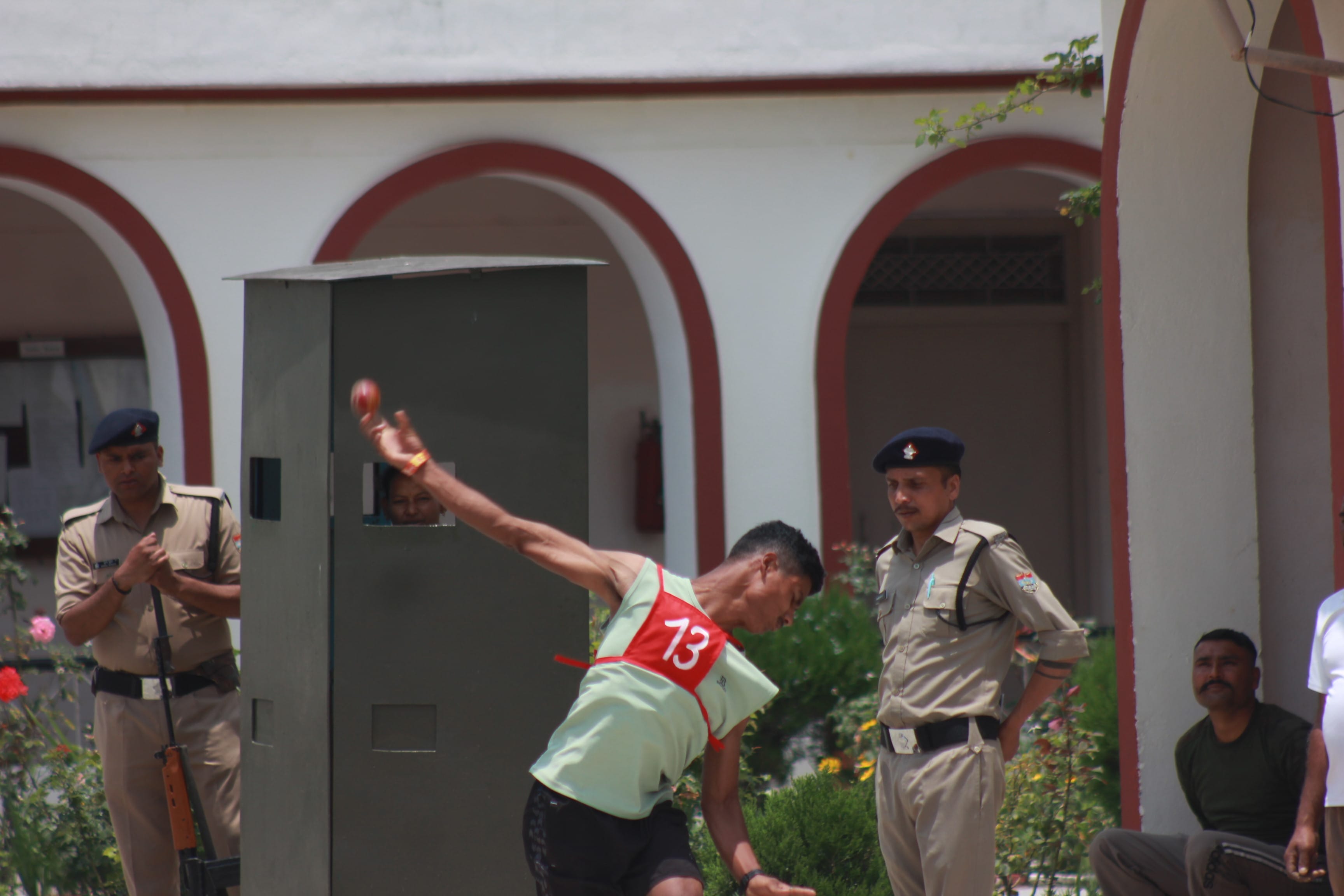 चंपावत के पुलिस लाइन में होम गार्ड भर्ती प्रक्रिया के दौरान बाल थ्रो करता अभ्यर्थी। संवाद