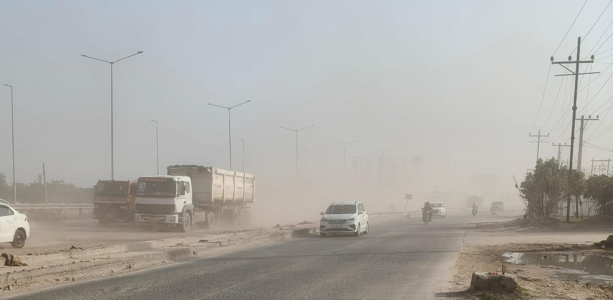 Dust blowing on NH-48 makes breathing difficult for people