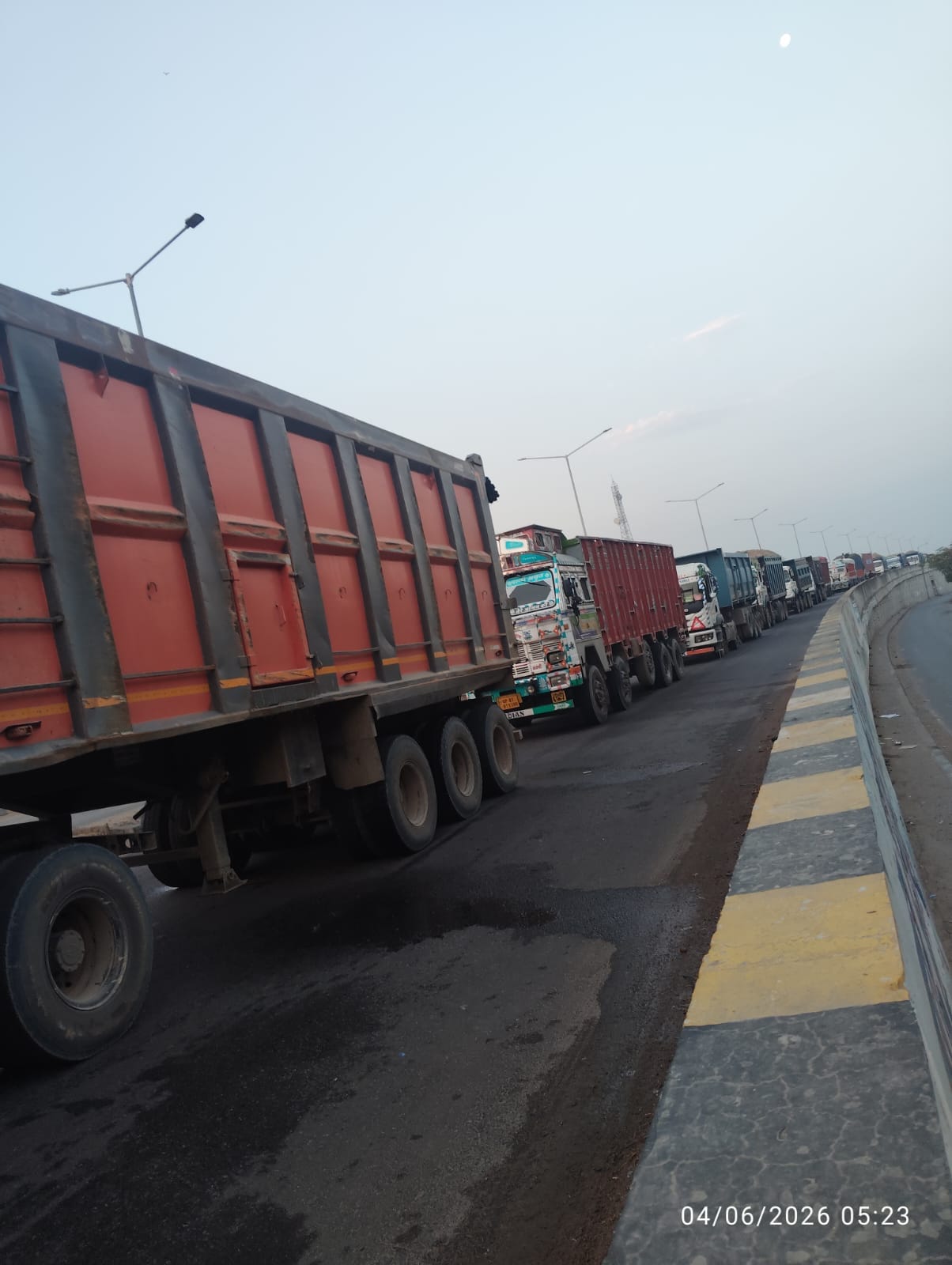 There was a traffic jam of three kilometers near the old Yamuna bridge.