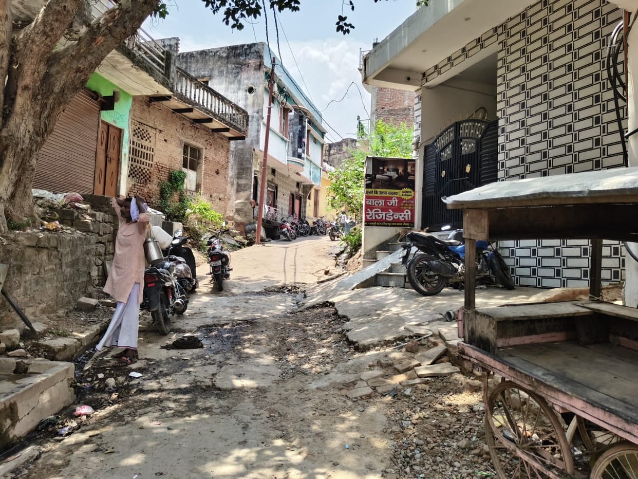 Hotels and restaurants in the streets, making it difficult for the fire brigade to reach