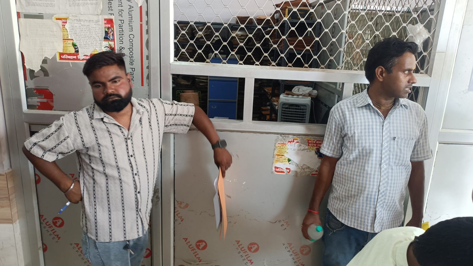 फोटो-14 एआरटीओ में काउंटर से लिपिक गायब होने से इंतजार में खड़े लोग। संवाद