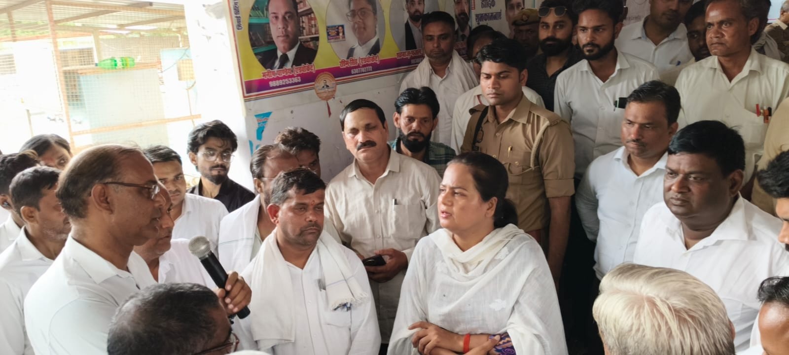 फोटो-20- उतरौला तहसील में एडीएम से मुलाकात करते अधिवक्ता। स्रोत अधिवक्ता संघ