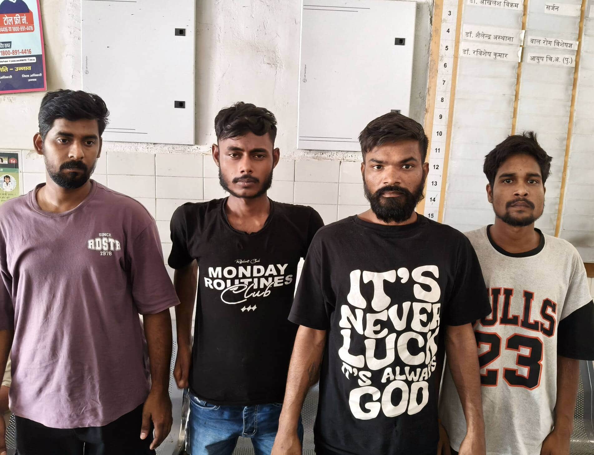 फोटो-22- पुलिस के हत्थे चढ़े सराफा व्यापारी के साथ लूट के प्रयास की घटना में शामिल लुटेरे। स्रो