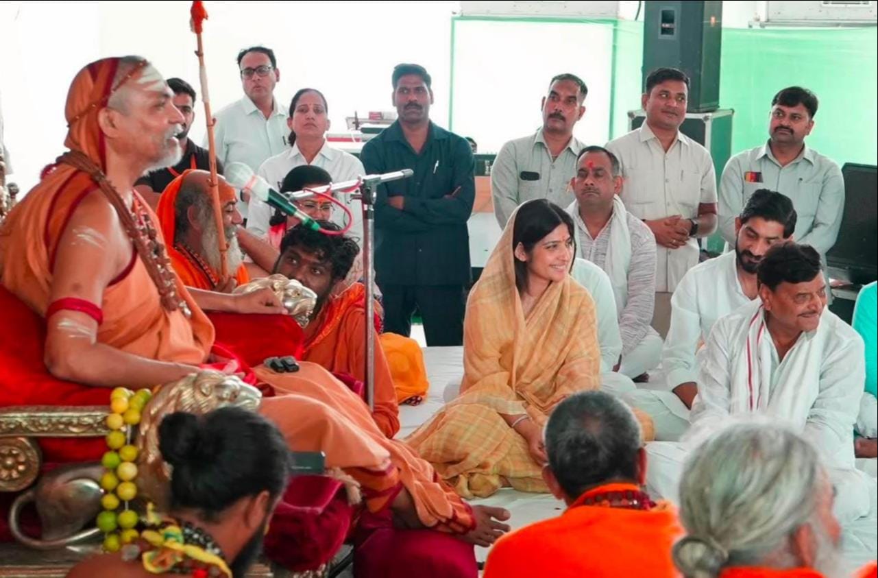 फोटो 23::::सैफई में शकराचार्य से मुलाकात करते डिंपल व शिवपाल। स्रोत सोशल मीडिया