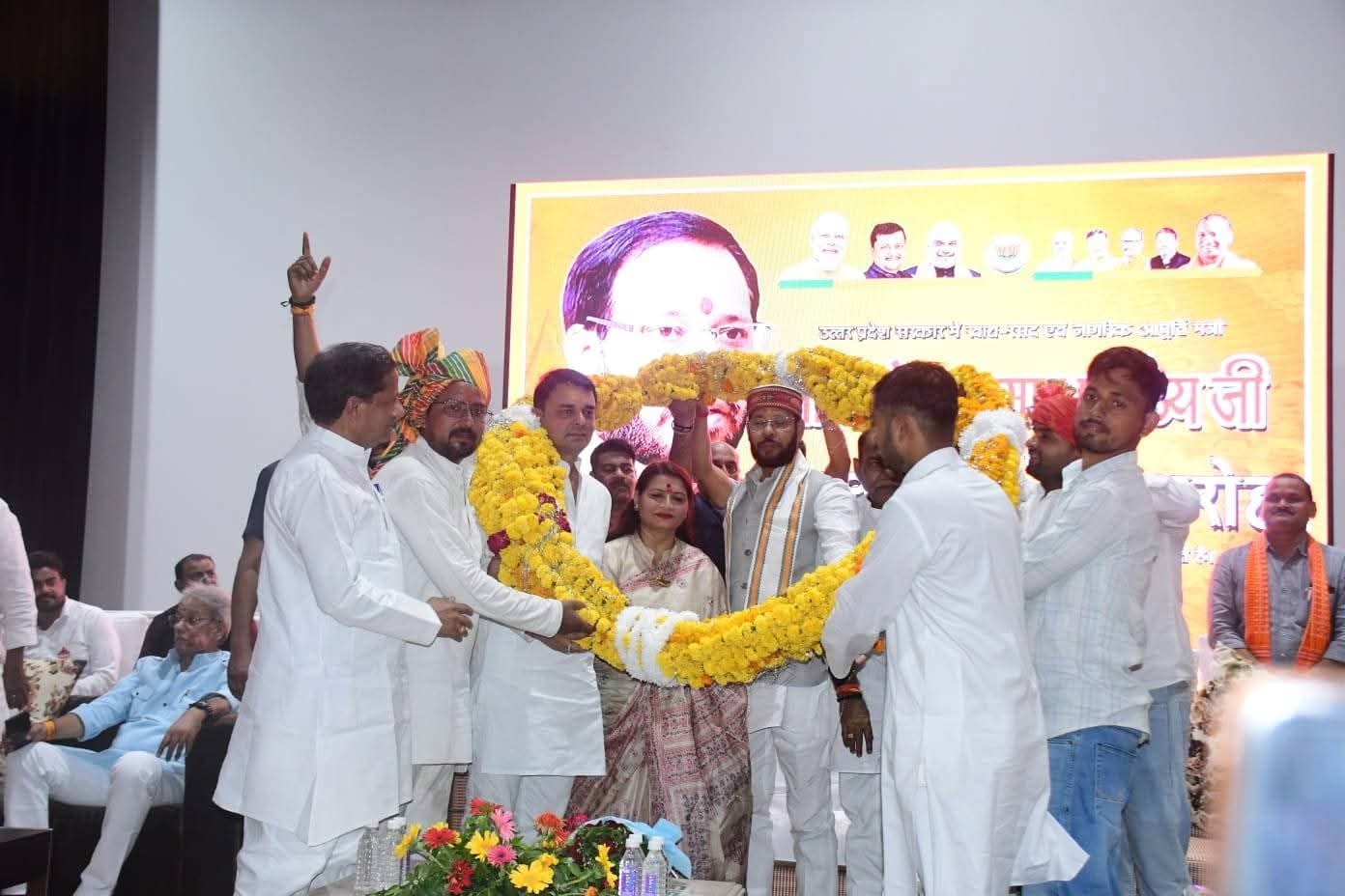 फोटो - 28 मेडिकल कॉलेज में कैबिनेट मंत्री मनोज पांडेय का स्वागत करते संयोजक सुदामा दीक्षित व अन