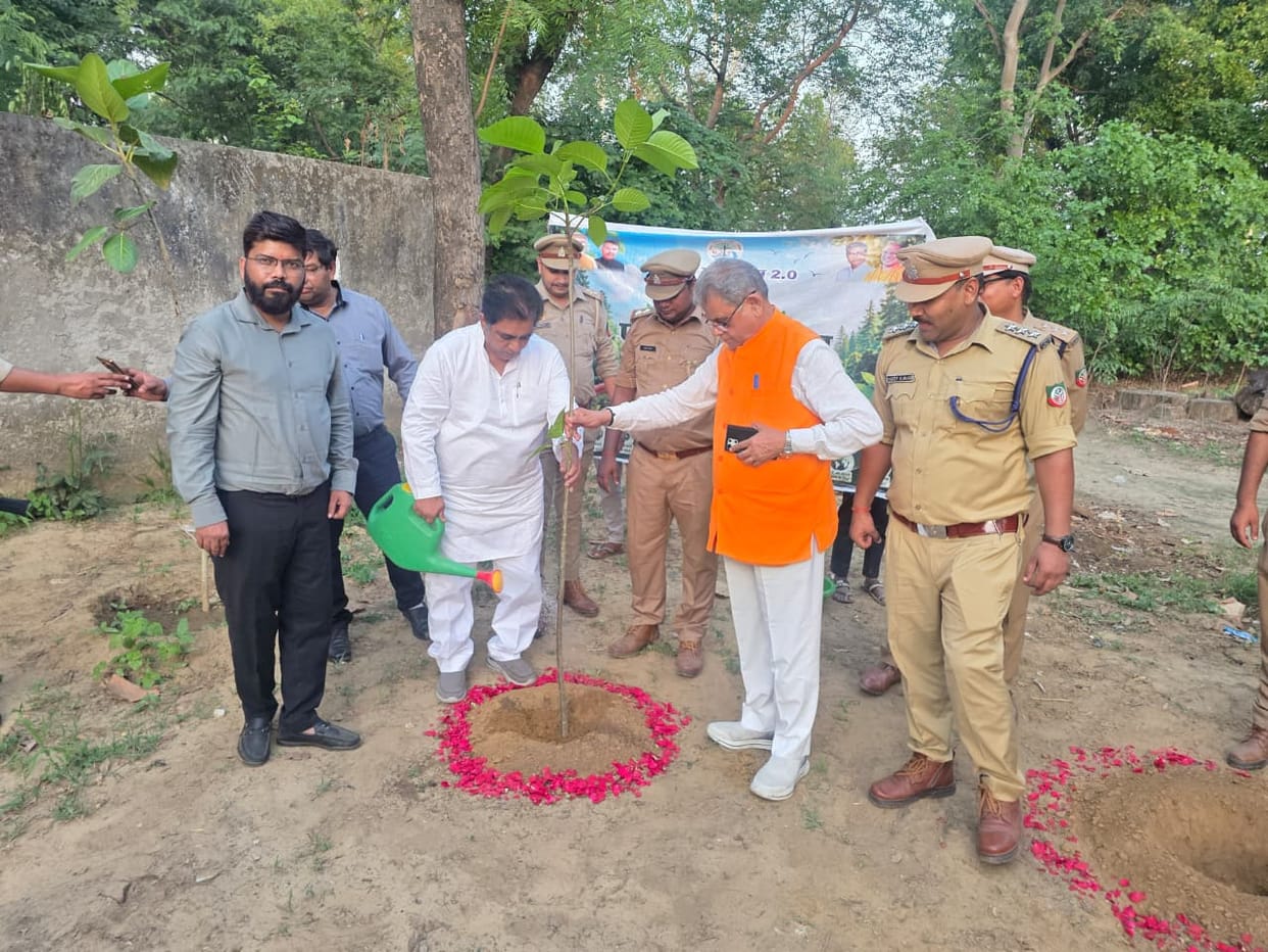 Environment Minister gave the message of environmental protection by planting saplings at the Forest Awareness Centre.