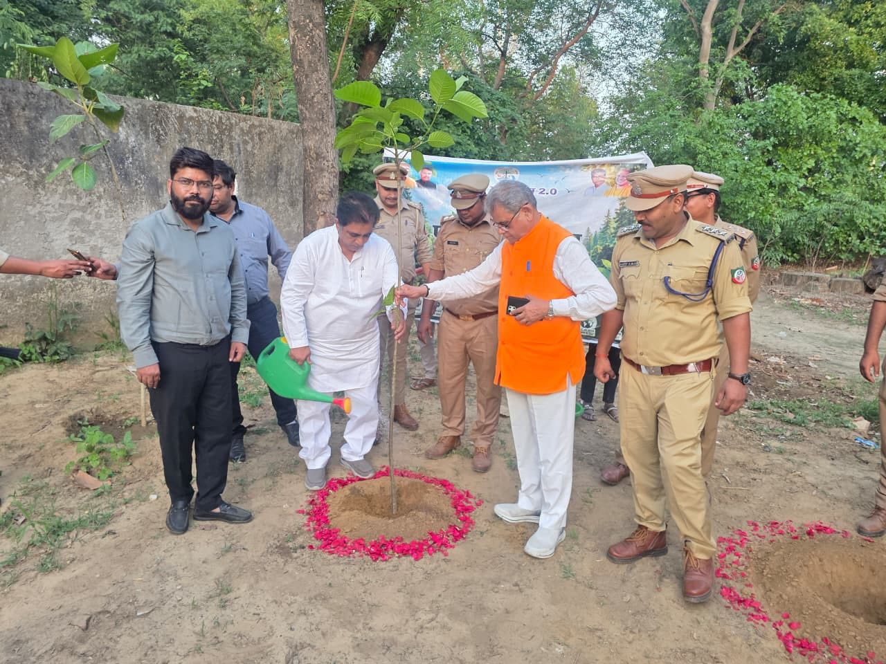 फोटो-39 निनौआ स्थित वन चेतना केंद्र में पौधा लगाते वन एवं पर्यावरण मंत्री अरुण कुमार सक्सेना व 