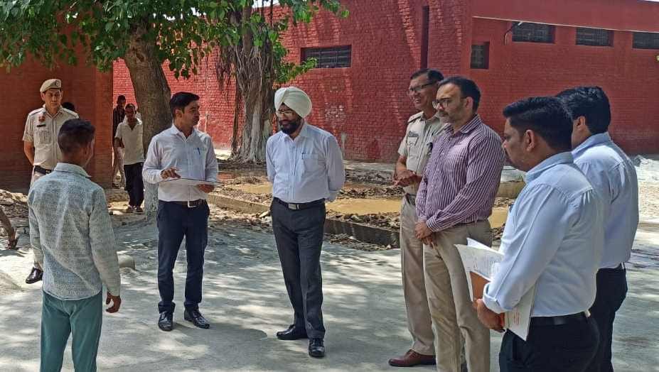 District and Sessions Judge inspected the district jail and listened to the problems of the prisoners.