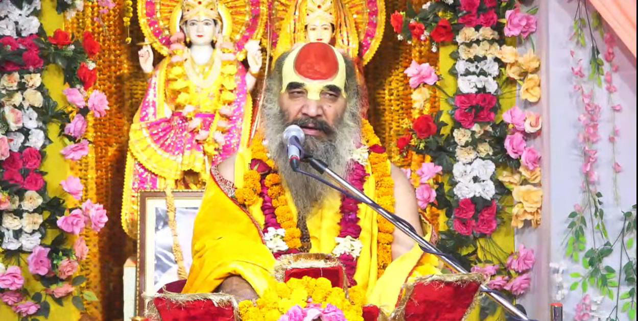 गंगानगरी के श्रीकृष्ण आश्रम में श्रीराम कथा सुनाते व्यास। संवाद