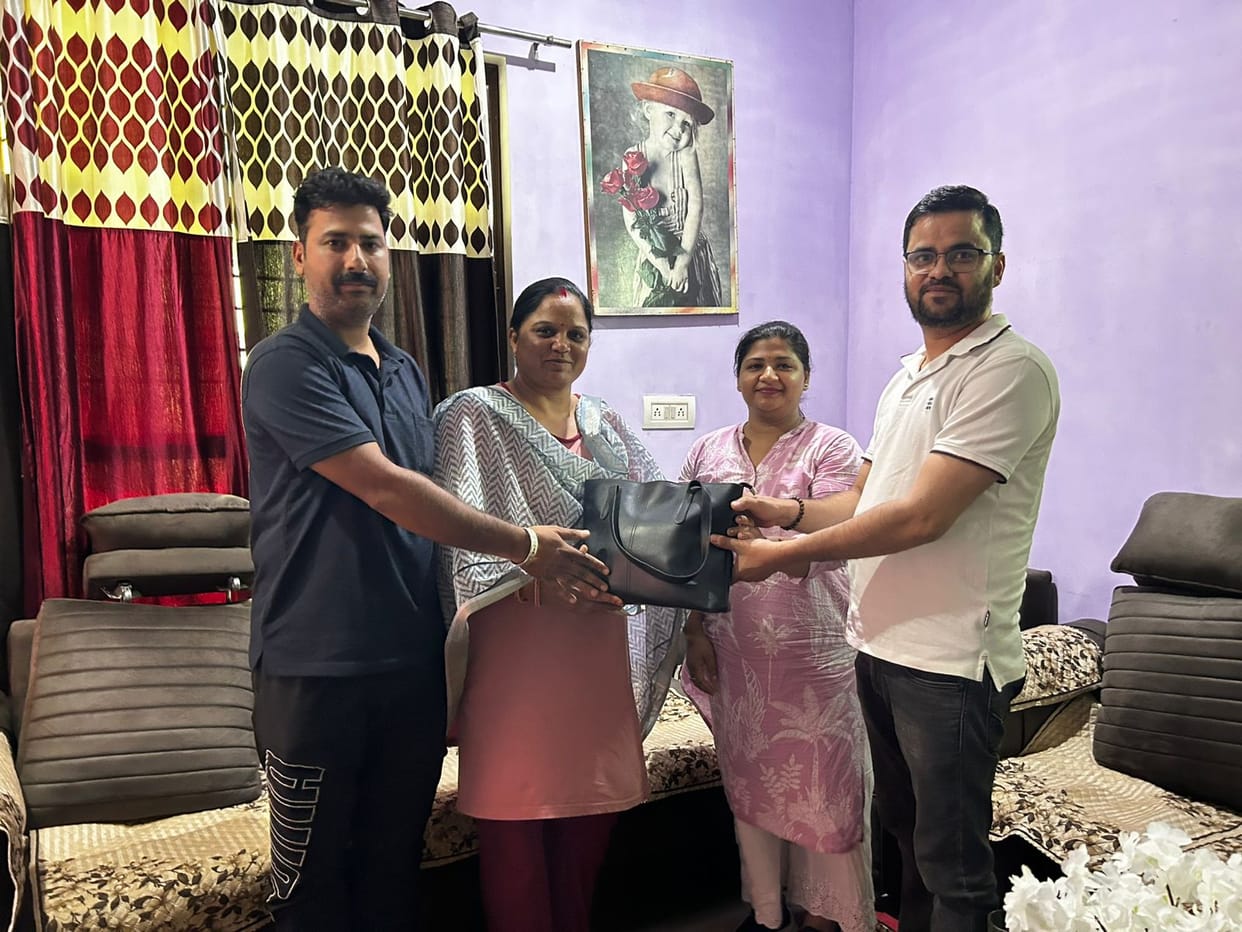 A youth from Panjagain returned a bag containing jewellery and important documents worth lakhs of rupees.