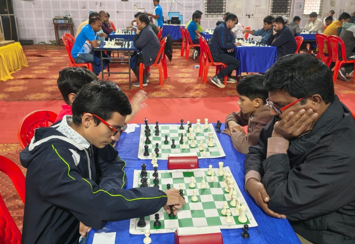 गोपेश्वर पीजी कॉलेज के हॉल में चेस खेलते खिलाड़ी। संवाद