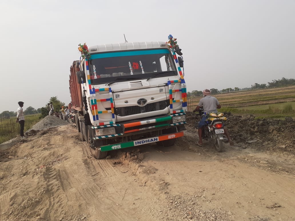 Truck stuck in a pothole; pulled out after an hour.