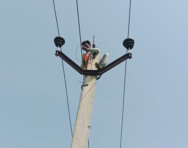 Linemen undertaking shutdown work without safety equipment.