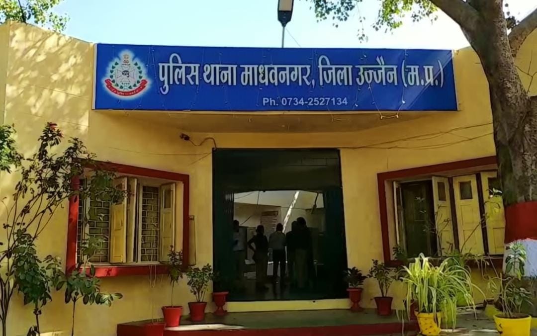 Ujjain News: Man Held for Selling Counterfeit Branded Cigarettes, 500 Fake Cigarette Packs Seized by Police