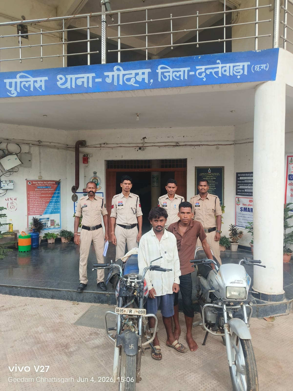 जब्त मोटरसाइकिल व आरोपी