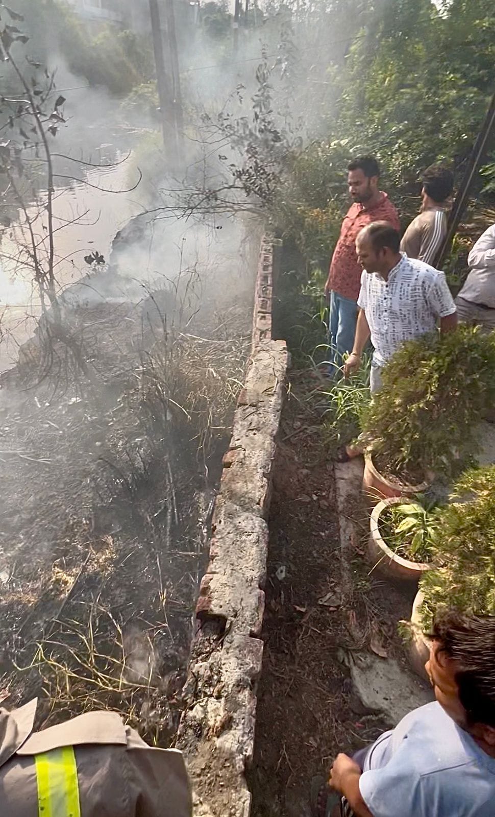 Fire caused by a fault in the power line; fire brigade extinguished it.