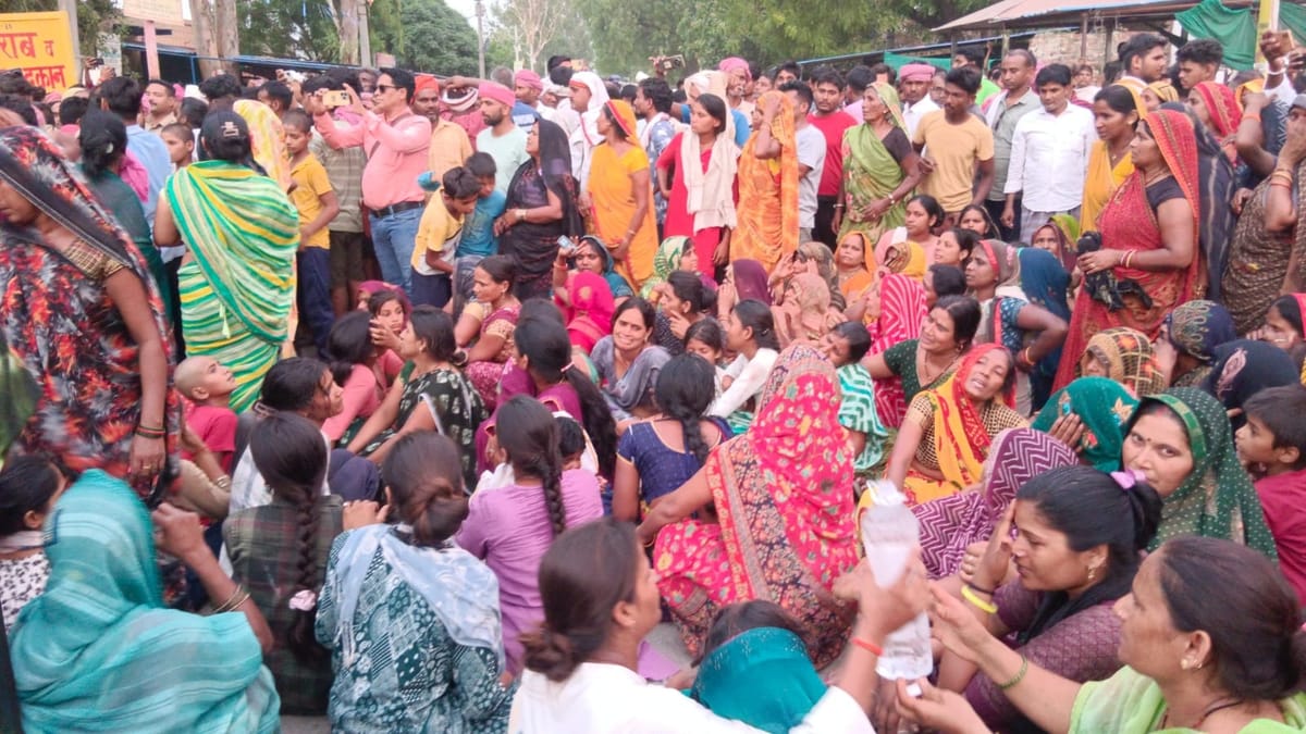 Mirzapur News: बाइक की टक्कर से साथी की मौत, पांच घंटे तक आशा कार्यकर्ताओं का सीएचसी पर धरना