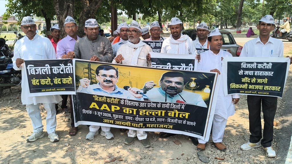 AAP protests against high electricity rates and power cuts, submits memorandum
