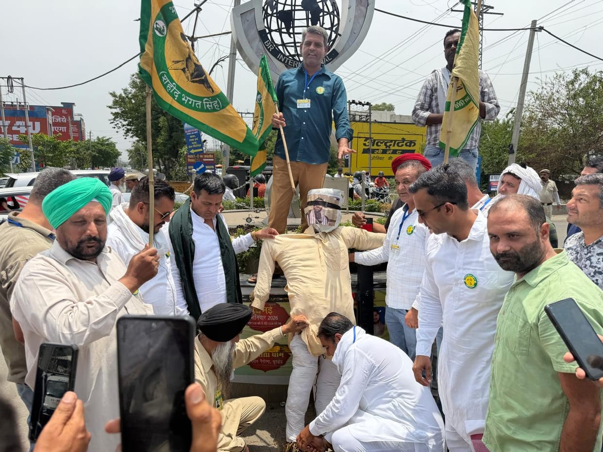 BKU workers burnt the effigy of the government.
