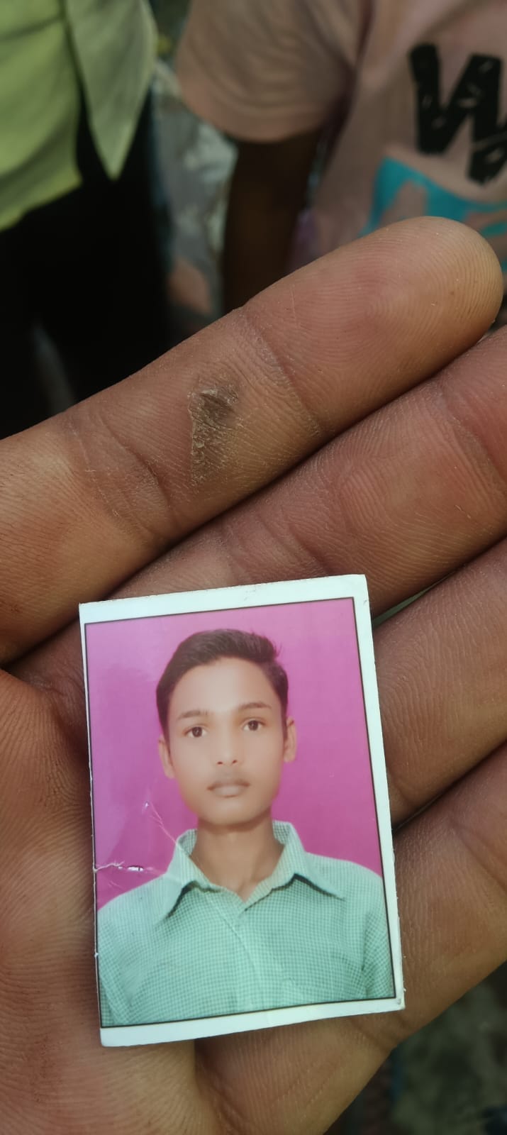 Student dies after slipping while boarding a moving train
