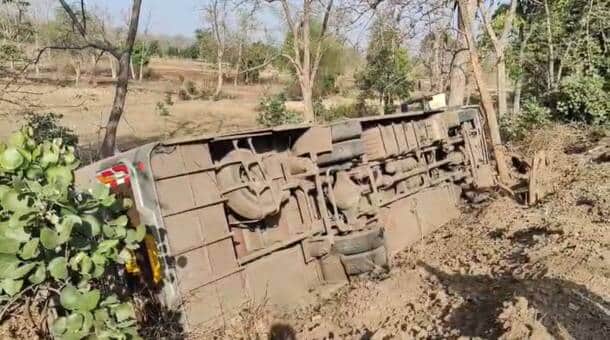 मंडला में तीर्थयात्रियों से भरी बस पलटी