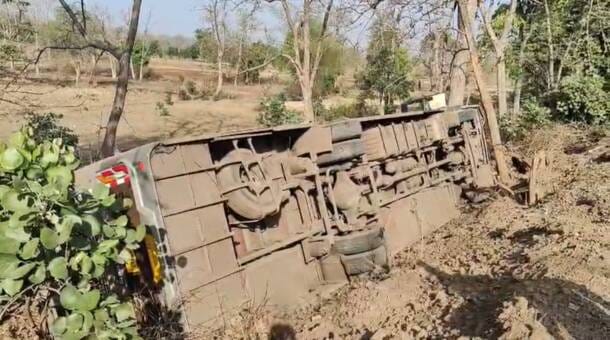 मंडला में तीर्थयात्रियों से भरी बस पलटी