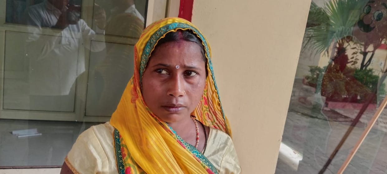 Thieves fled with a woman's gold earrings under the pretext of visiting the deity.