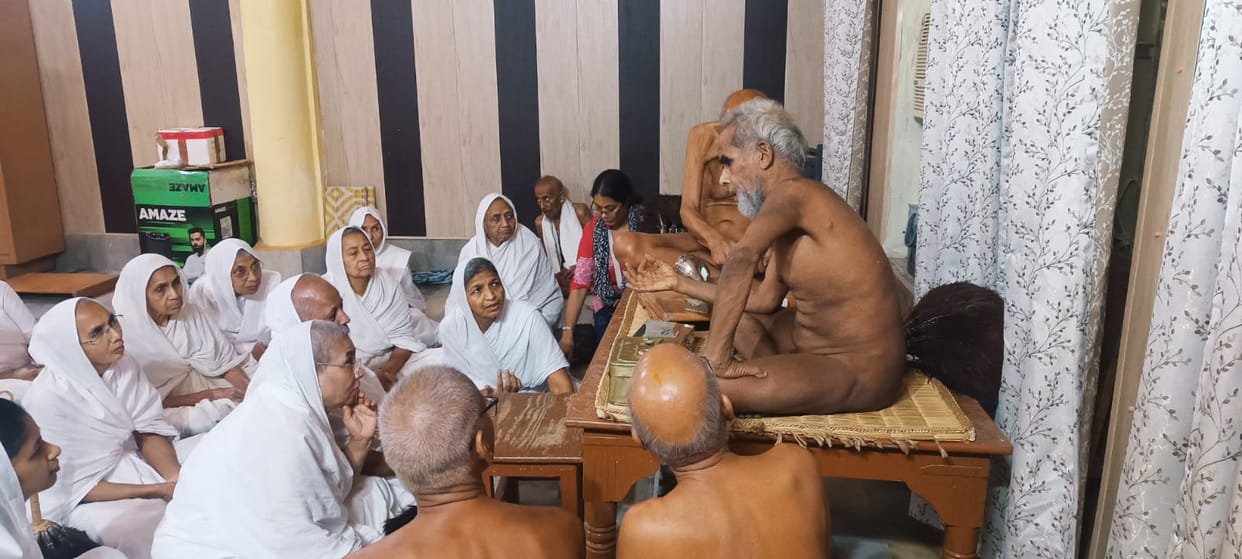 Cheers raised on the auspicious meeting of Jain monks