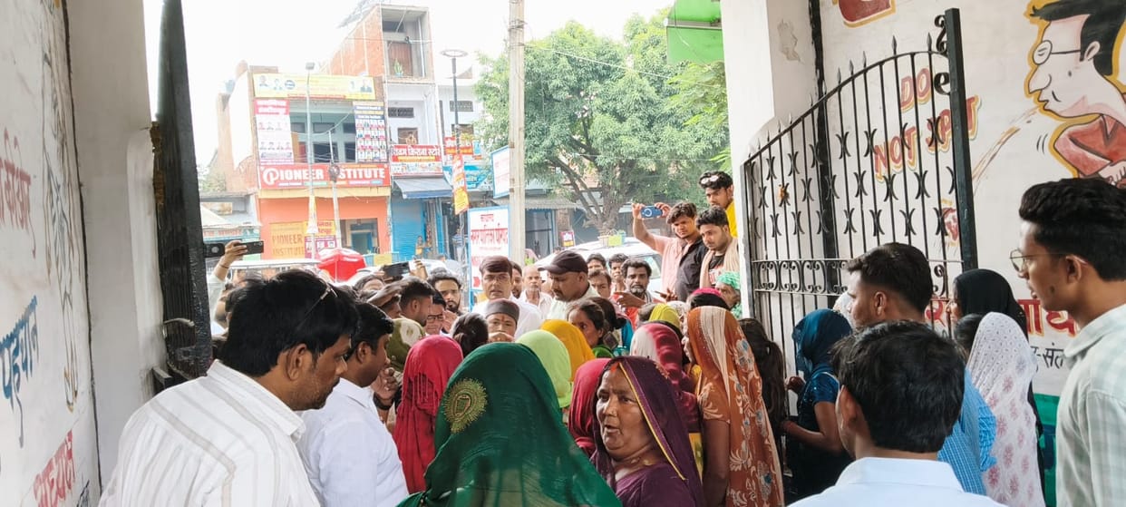 Demand for construction of boundary wall on disputed land, siege of municipality