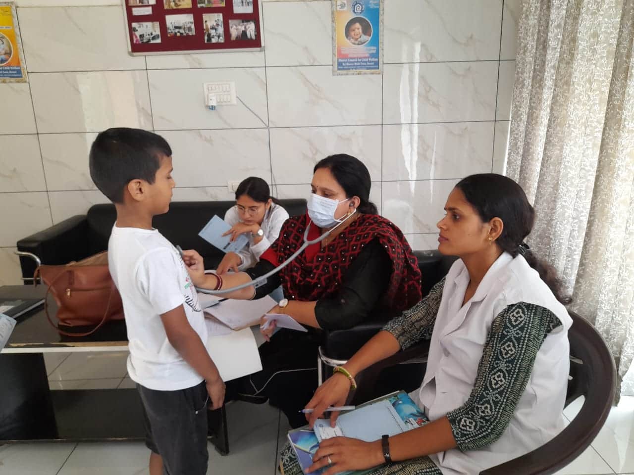नागरिक अस्पताल में बाल रोग ओपीडी में मरीजों की जांच करती डॉ. मोनिका। स्रोत: विभाग