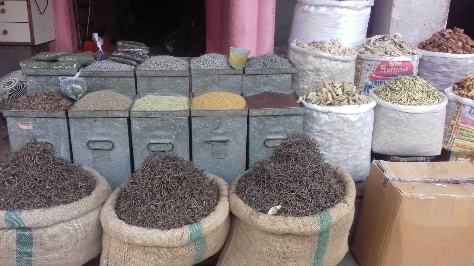 नई अनाज मंडी की दुकान पर विभिन्न मसाले। संवाद
