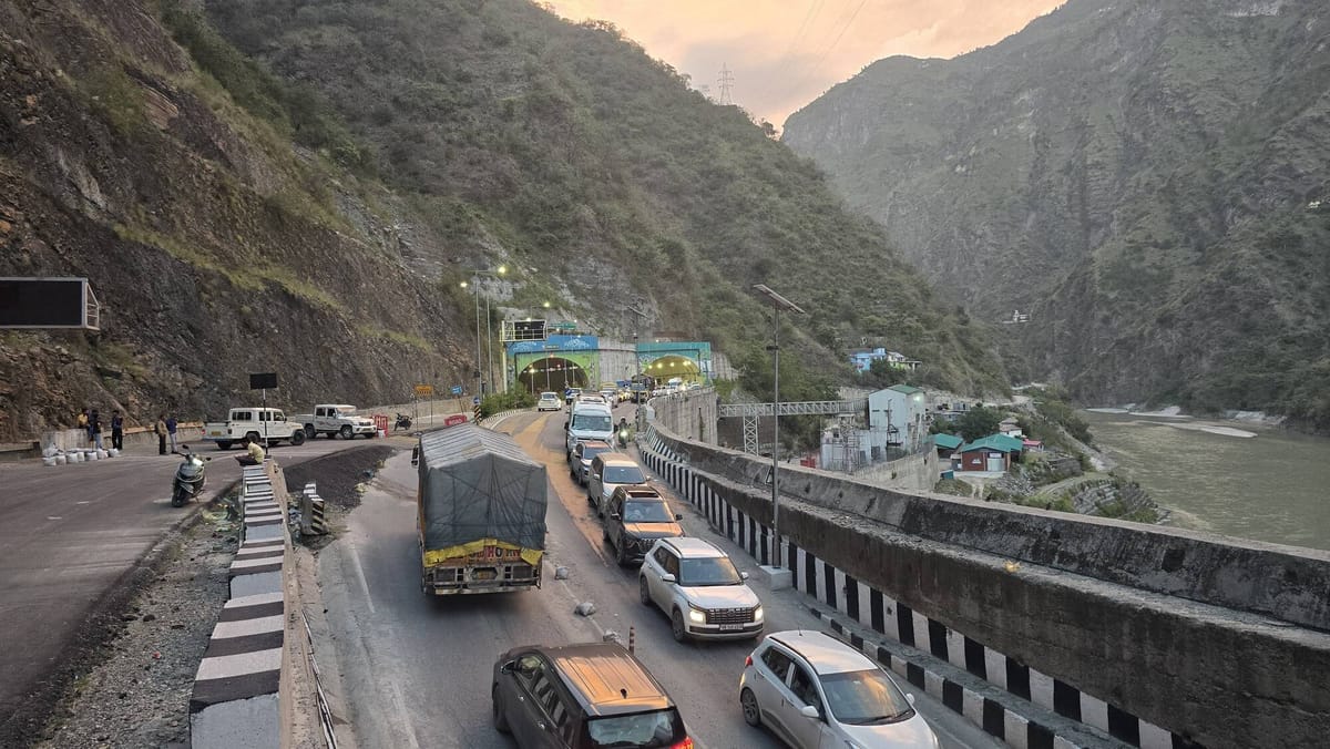 Mandi News: वीकेंड पर हाईवे हुआ जाम, रेंग-रेंगकर गुजरे पर्यटक वाहन
