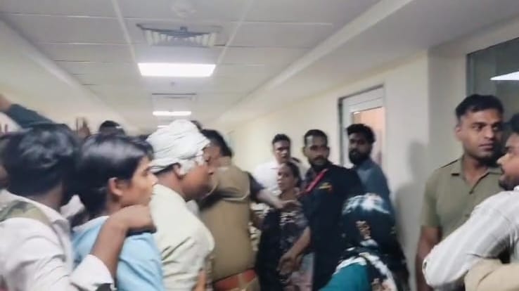 पिलखुवा स्थित अस्पताल में सुरक्षाकर्मियों और परिजनों में होती नोकझोंक।स्रोत वीडियो ग्रैब