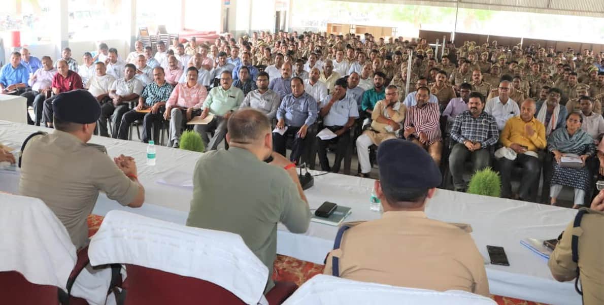 पुलिस भर्ती परीक्षा को लेकर तैयारी बैठक करते डीएम अभिषेक पांडेय व एसपी दीपक भूकर। सूचना विभाग