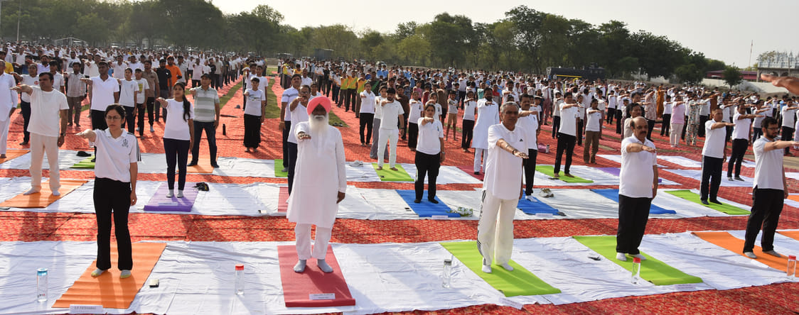 Message of healthy life given in district level yoga practice