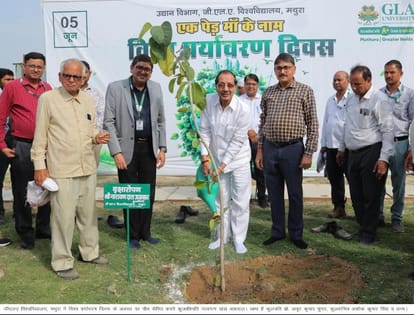 पौधरोपण करते जीएलए विवि के कुलाधिपति नारायण दास अग्रवाल व अन्य 