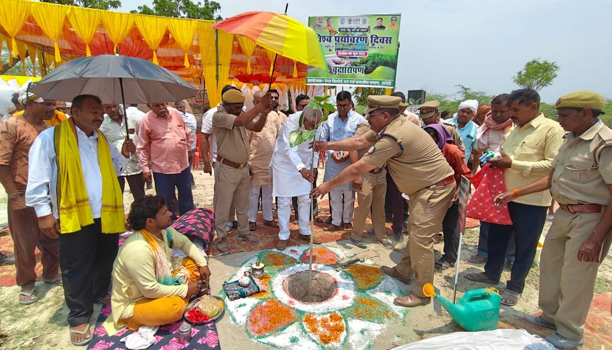 Message of environmental protection given by planting trees