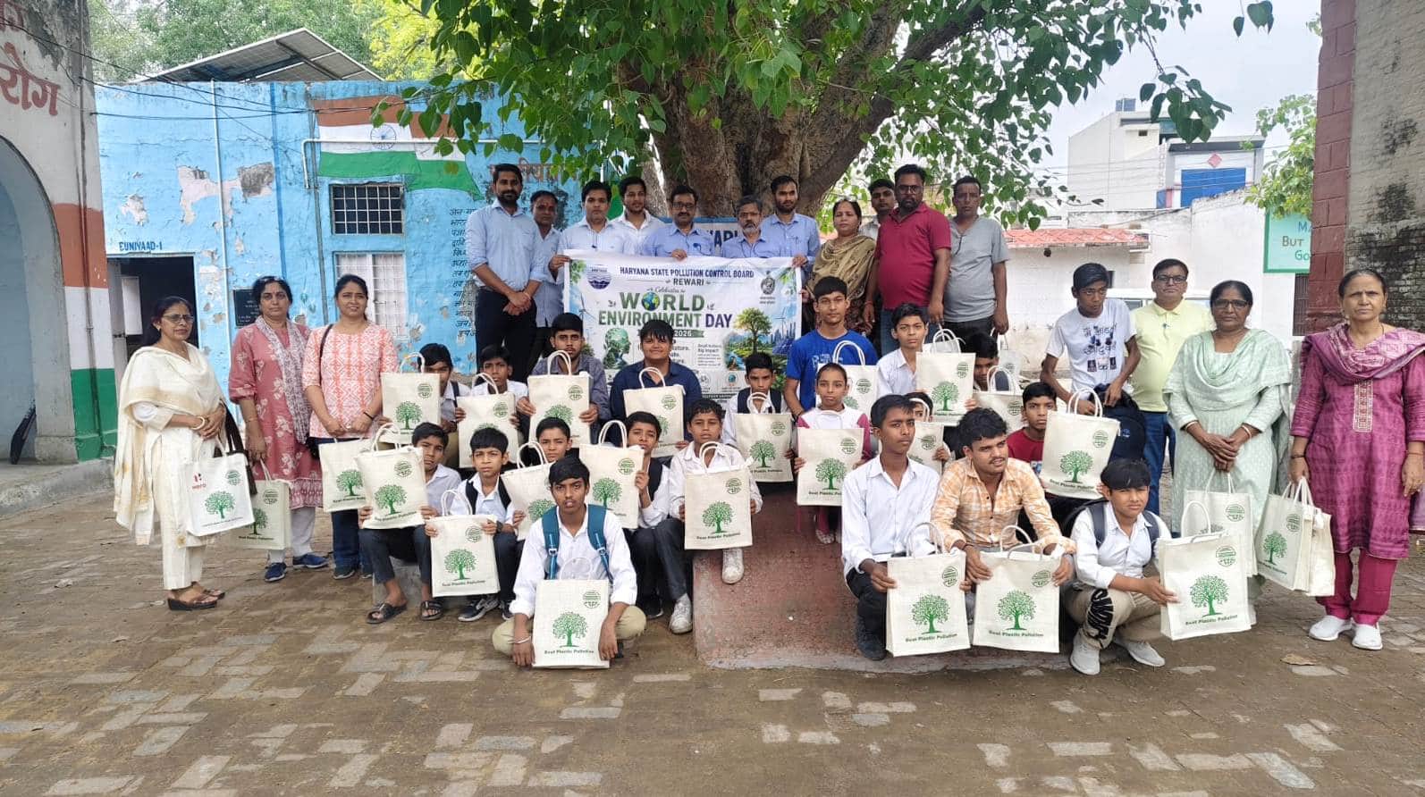 स्कूल में आयोजित कार्यक्रम में भाग लेते विद्यार्थी। स्रोत : स्कूल