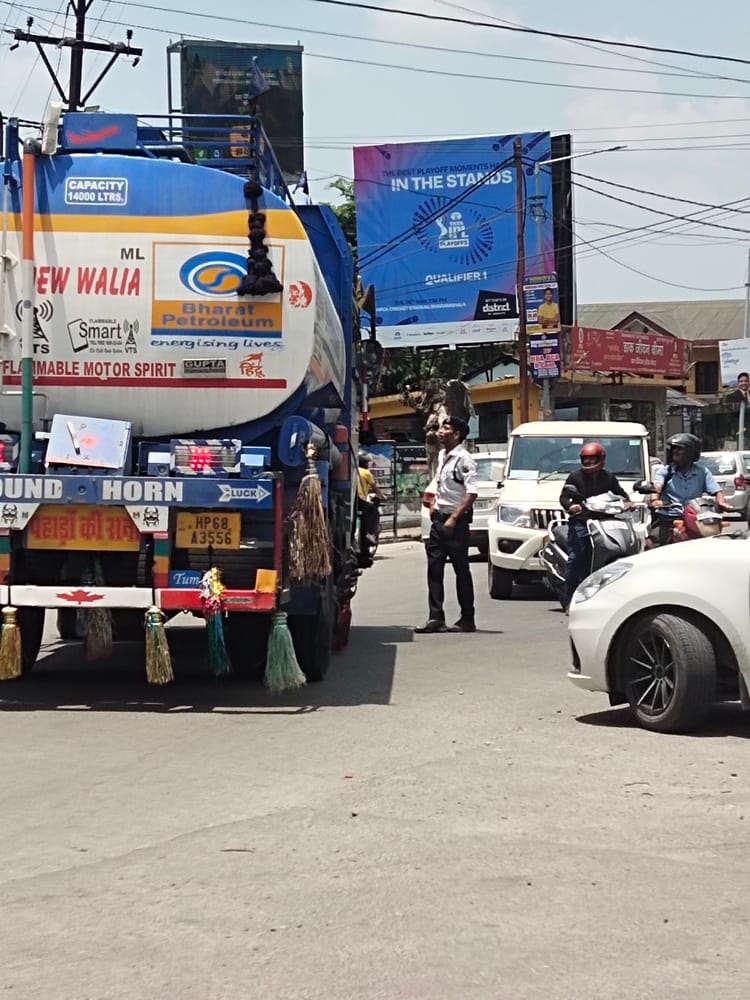 Vehicles kept crawling for three hours in Siddhpur