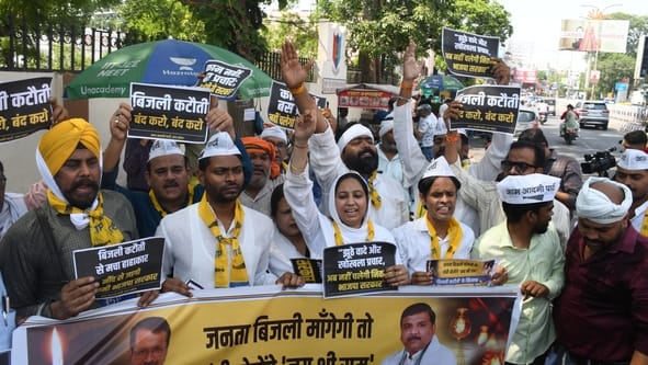 AAP protests near Shakti Bhavan, arrests made