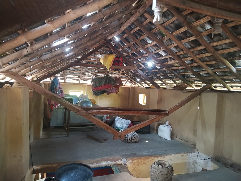 Earthquake tremors cause cracks in house, family in panic