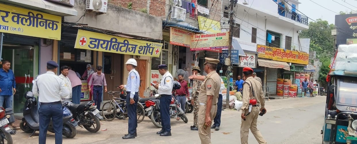 Traffic police and the municipal corporation removed encroachments and issued challans.