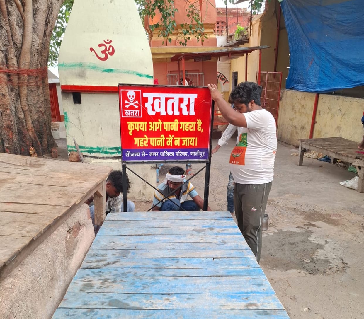 The municipal council has installed warning boards at five Ganga ghats in the city.